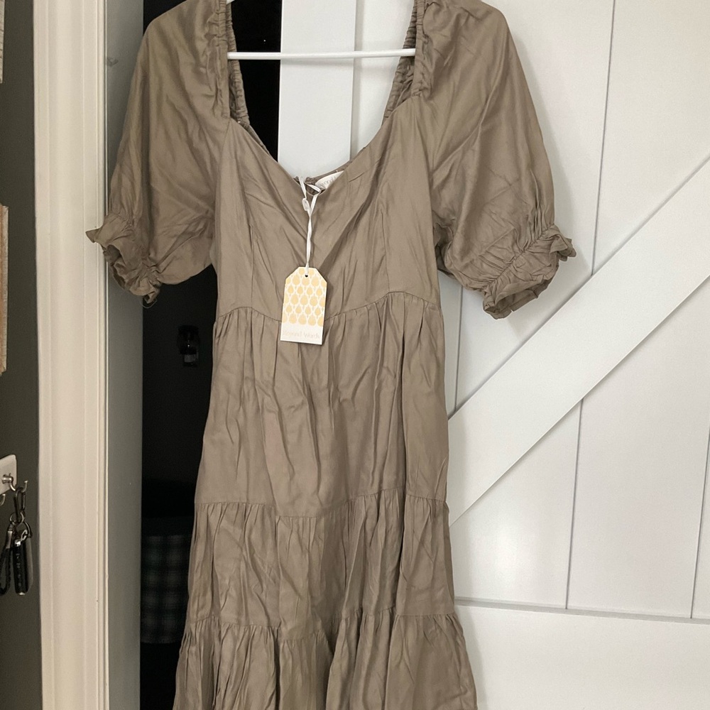 Elegant Tan Midi Dress Medium